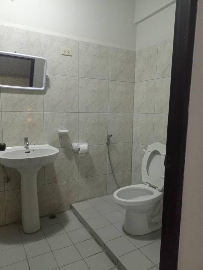 Pluemchai Guesthouse Джомтьен Экстерьер фото
