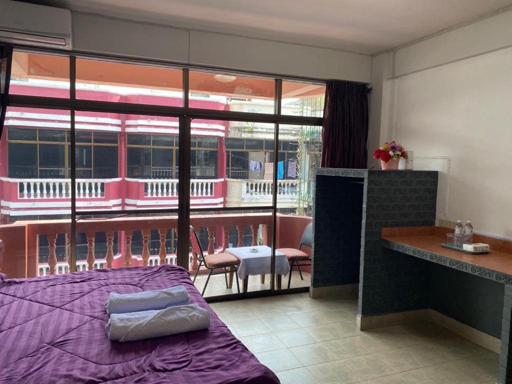 Pluemchai Guesthouse Джомтьен Экстерьер фото