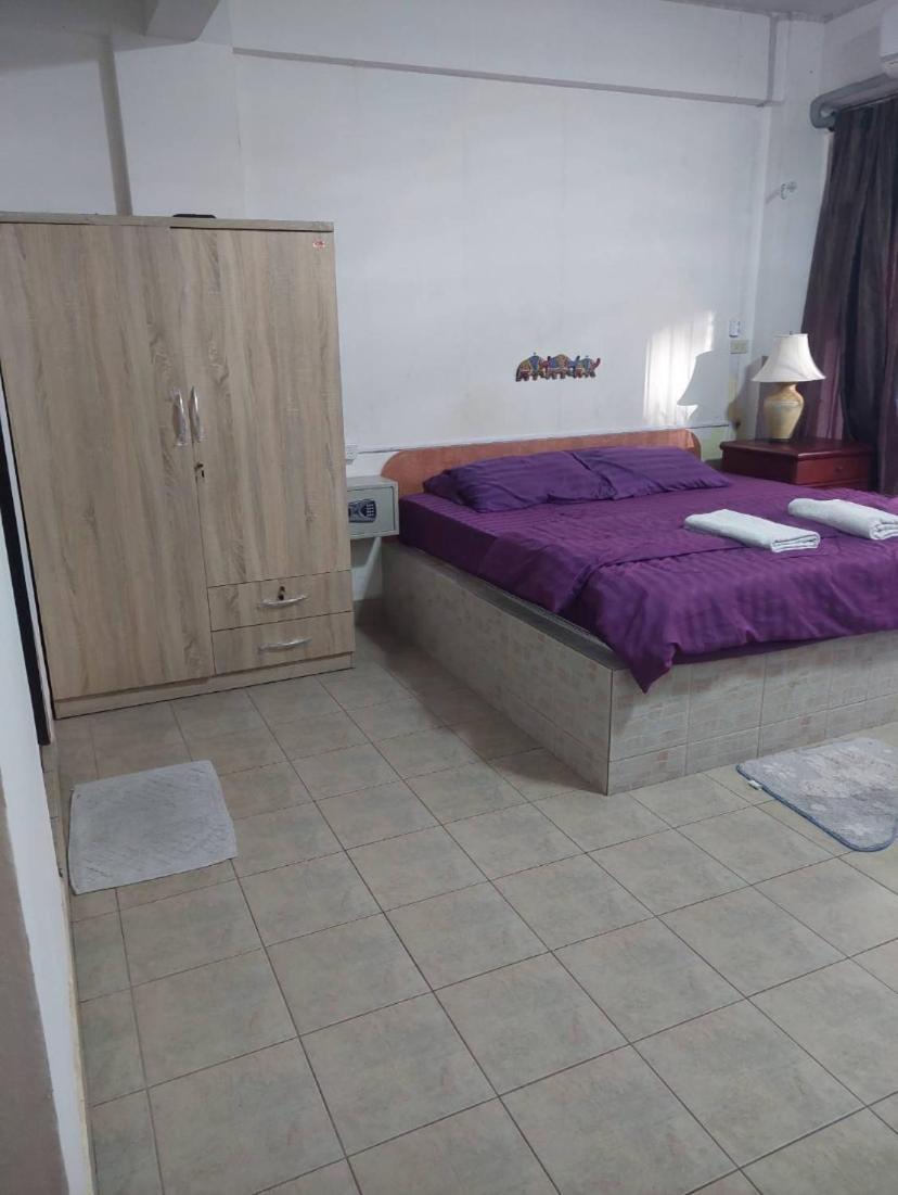Pluemchai Guesthouse Джомтьен Экстерьер фото