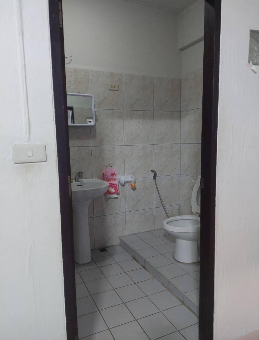 Pluemchai Guesthouse Джомтьен Экстерьер фото